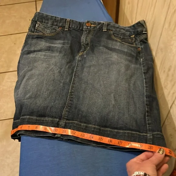 Gap denim skirt with 2 front & 2 back pockets. - Picture 5 of 9